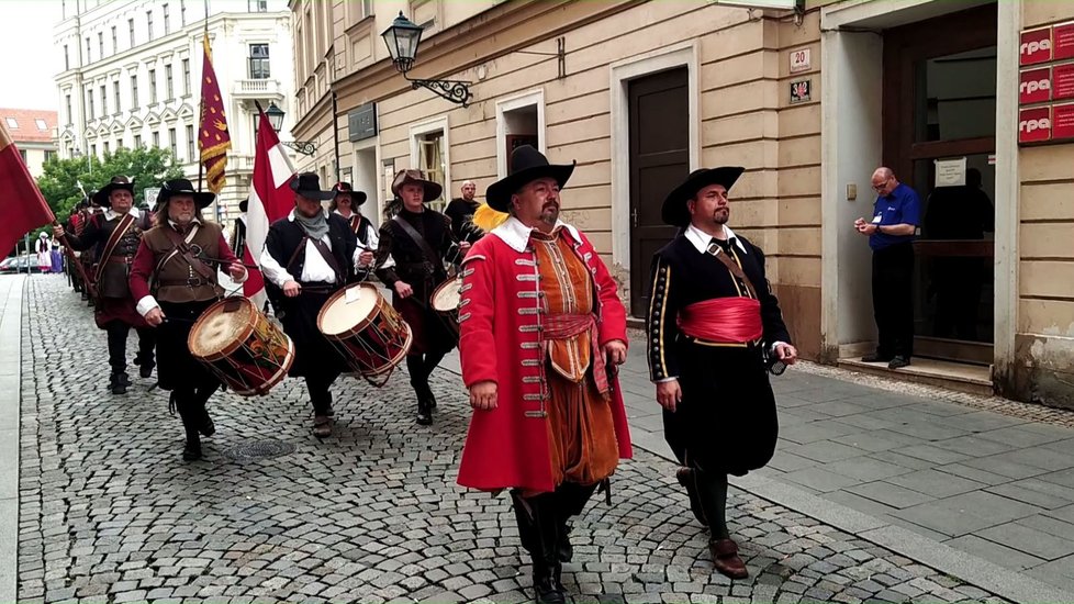 Vojáci císařské posádky i švédských oddílů se letos kvůli koronaviru v žádné bitce neutkali. Společně alespoň prošli středem Brna.