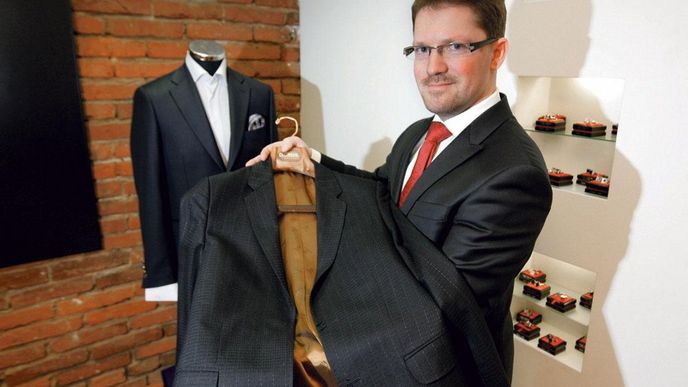 Oblek za cenu auta. Na konci loňského roku se krejčovství Delor podařilo prodat nejdražší oblek v ČR za 300 tisíc korun. Je vyroben z unikátní látky Vanquish II a protkáván zlatou nití