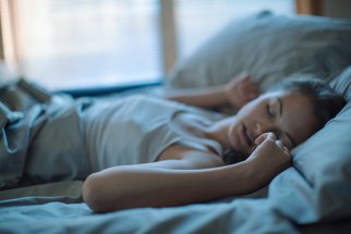 Ideální poloha při spaní: Nejlepší je na zádech, nejhorší v klubíčku