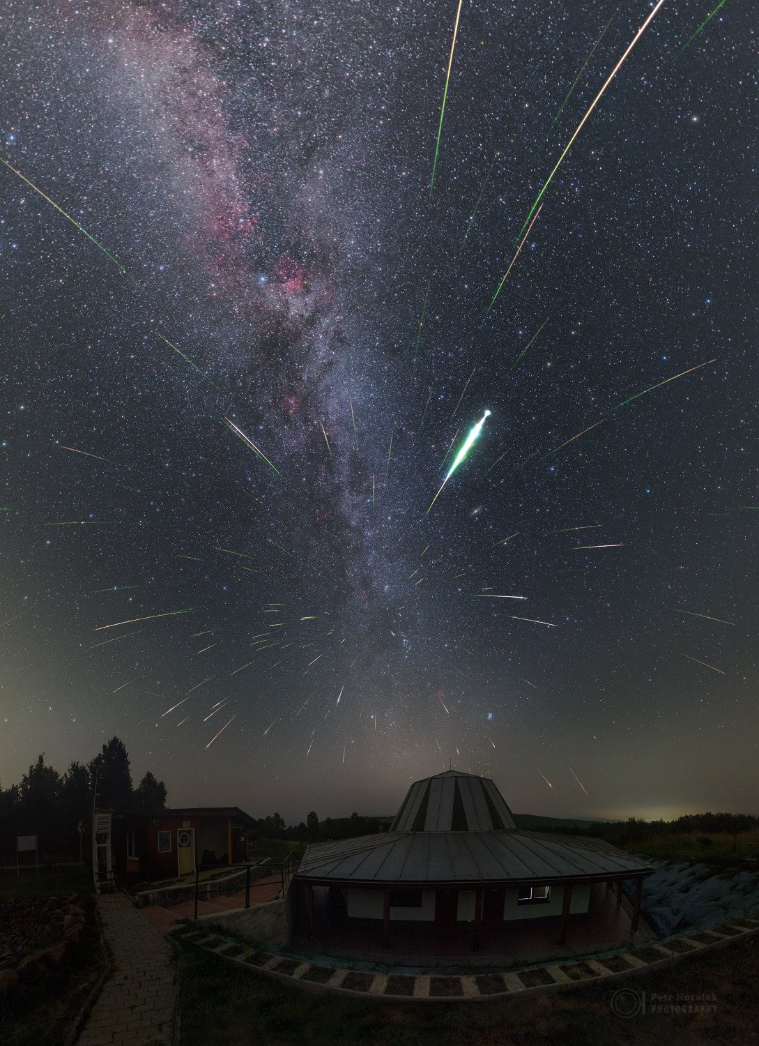 Proud Perseidů ve slovenské obci Kolonica.