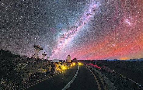 Nádherný  panoramatický  snímek oblohy  nad chilskou horou nadchl porotce z NASA.