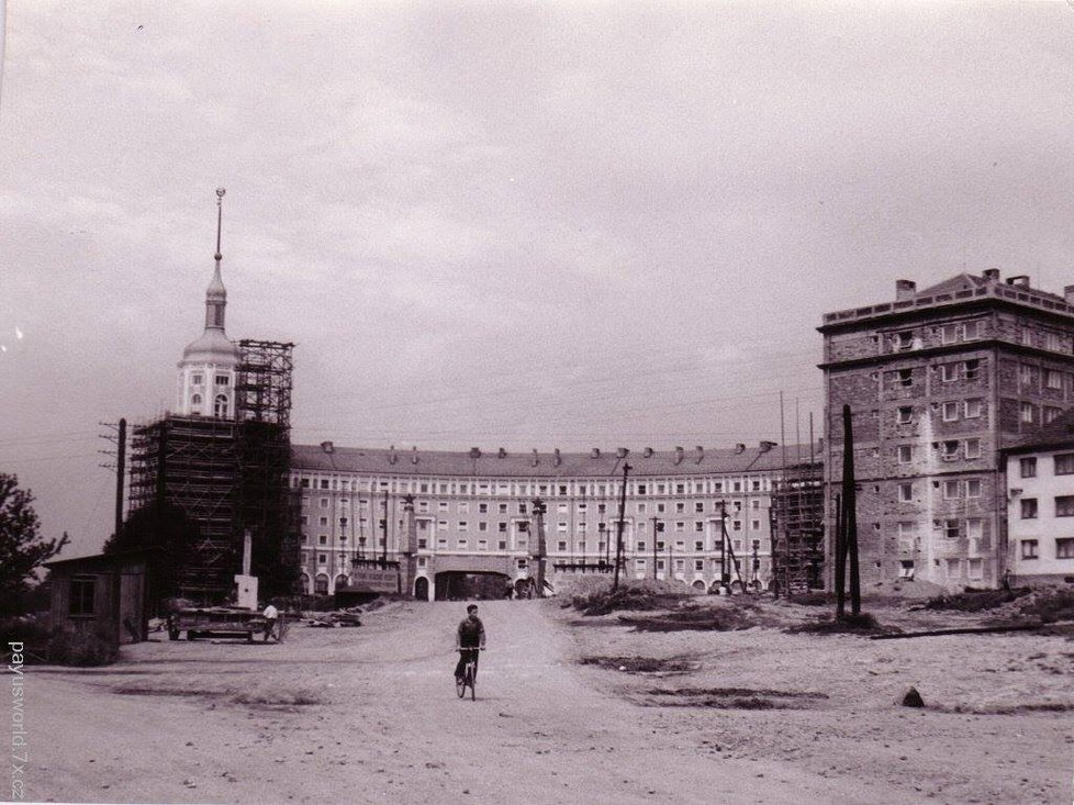 Doboví fotografové zaznamenali průběh stavby, která je jednou z dominant Ostravy.