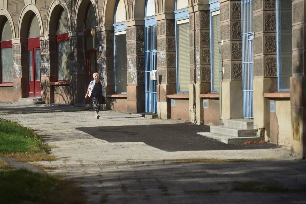 Ostravský městský obvod Poruba odkoupil od soukromé společnosti Residomo, která je největším soukromým poskytovatelem nájemního bydlení v Česku, majetkový podíl v bytovém domě Oblouk. Jde o jednu z nejznámějších staveb socialistického realismu. Za 128 bytových jednotek obvod zaplatí 129 milionů korun.