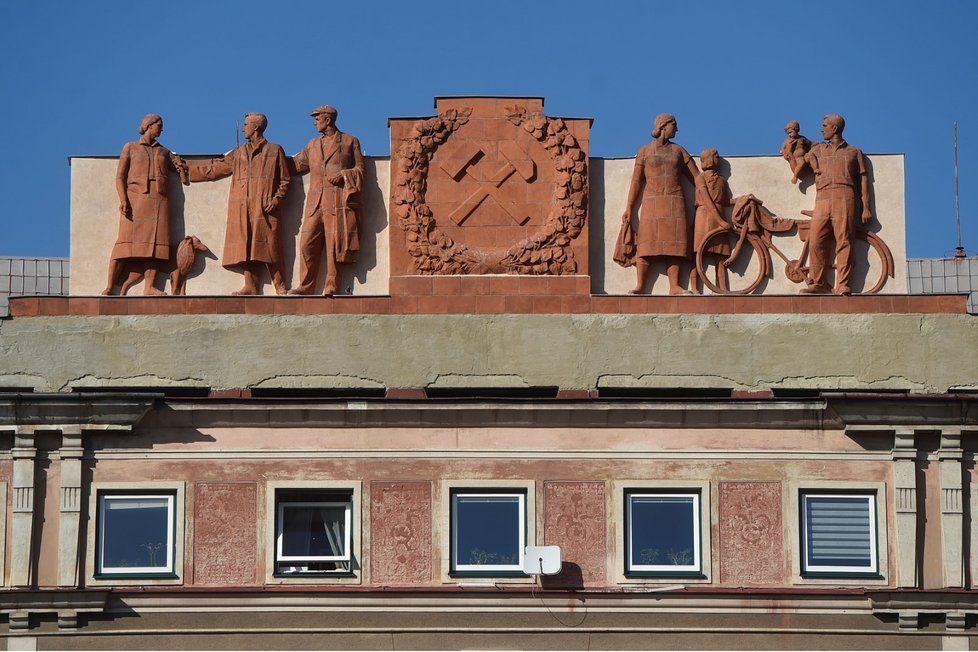 Ostravský městský obvod Poruba odkoupil od soukromé společnosti Residomo, která je největším soukromým poskytovatelem nájemního bydlení v Česku, majetkový podíl v bytovém domě Oblouk. Jde o jednu z nejznámějších staveb socialistického realismu. Za 128 bytových jednotek obvod zaplatí 129 milionů korun.