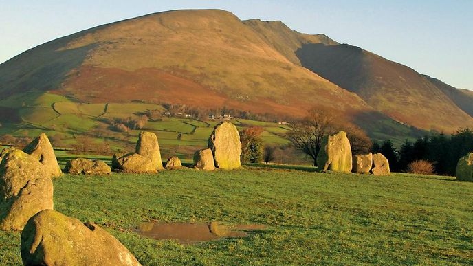 Oblý kopec Blencathra u jezera Derwentwater – právě tady podle legendy spí král Artuš se svými rytíři a čeká, až bude povolán do zbraně.