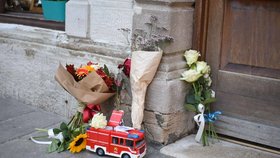 U domu v italském městě Muggia, kde matka ubodala syna (†9), vzniklo pietní místo.