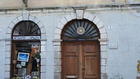 U domu v italském městě Muggia, kde matka ubodala syna (†9), vzniklo pietní místo.