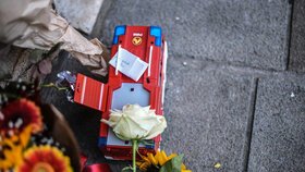 U domu v italském městě Muggia, kde matka ubodala syna (†9), vzniklo pietní místo.