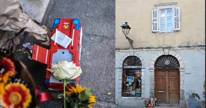 U domu v italském městě Muggia, kde matka ubodala syna (†9), vzniklo pietní místo.