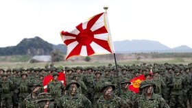 Nastoupení vojáci nově vzniklé jednotky na japonské základně nedaleko Sasebo na ostrově Kjúšú.