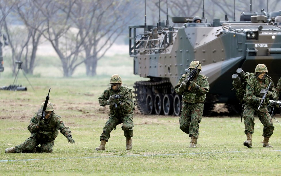 Na cvičení japonské armády nechyběly ani obojživelné transportéry.