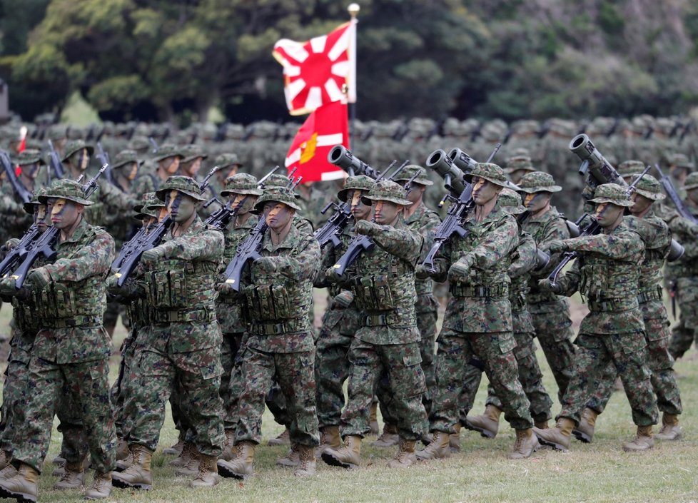Pochodující vojáci nově vzniklé jednotky na japonské základně nedaleko Sasebo na ostrově Kjúšú.