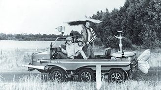 Nepovedená vojenská verze přece jen k něčemu posloužila. Po úpravě výtvarníky si zahrála ve fi lmech pro děti. Nepovedená vojenská verze přece jen k něčemu posloužila. Po úpravě výtvarníky si zahrála ve fi lmech pro děti.