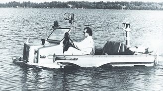 Nepovedená vojenská verze přece jen k něčemu posloužila. Po úpravě výtvarníky si zahrála ve fi lmech pro děti. Nepovedená vojenská verze přece jen k něčemu posloužila. Po úpravě výtvarníky si zahrála ve fi lmech pro děti.