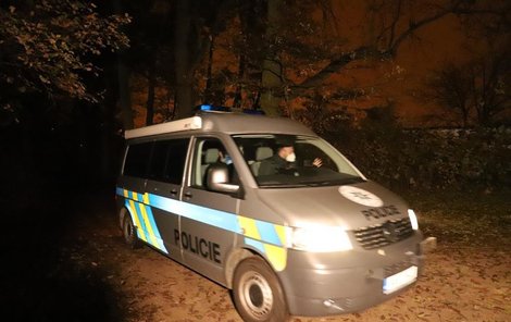 Policisté v pondělí nalezli v oboře Hvězda lidské tělo bez známek života. Pátrali při tom po pohřešovaných Janovi a Nině. (9. listopad 2020)