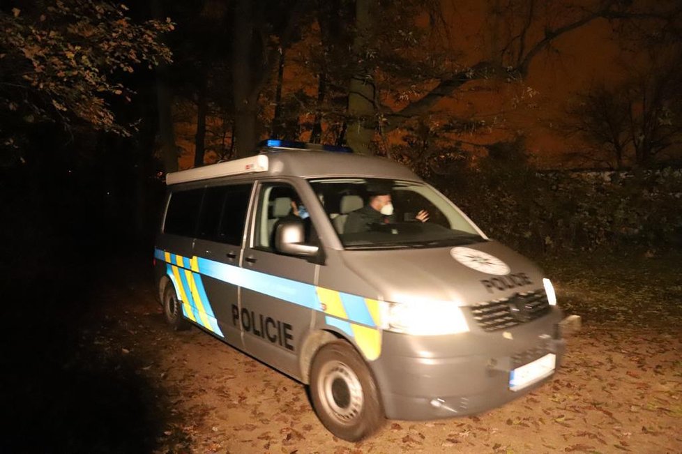 Policisté v pondělí nalezli v oboře Hvězda lidské tělo bez známek života. Pátrali přitom po pohřešovaných Janovi a Nině (9. listopad 2020).