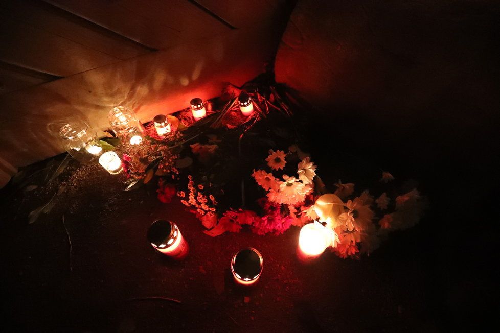 U zdi obory Hvězda vzniklo improvizované pietní místo. Lidé sem chodí zapálit svíčky, aby vyjádřili zármutek nad ztrátou medičky Niny, která byla v oboře zavražděna.
