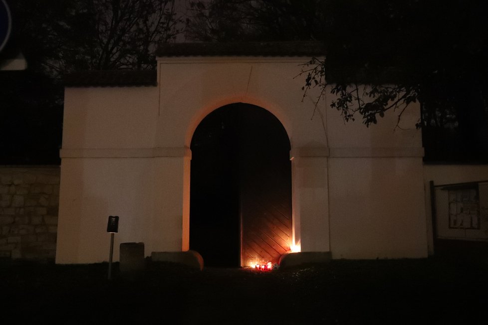 U zdi obory Hvězda vzniklo improvizované pietní místo. Lidé sem chodí zapálit svíčky, aby vyjádřili zármutek nad ztrátou medičky Niny, která byla v oboře zavražděna.