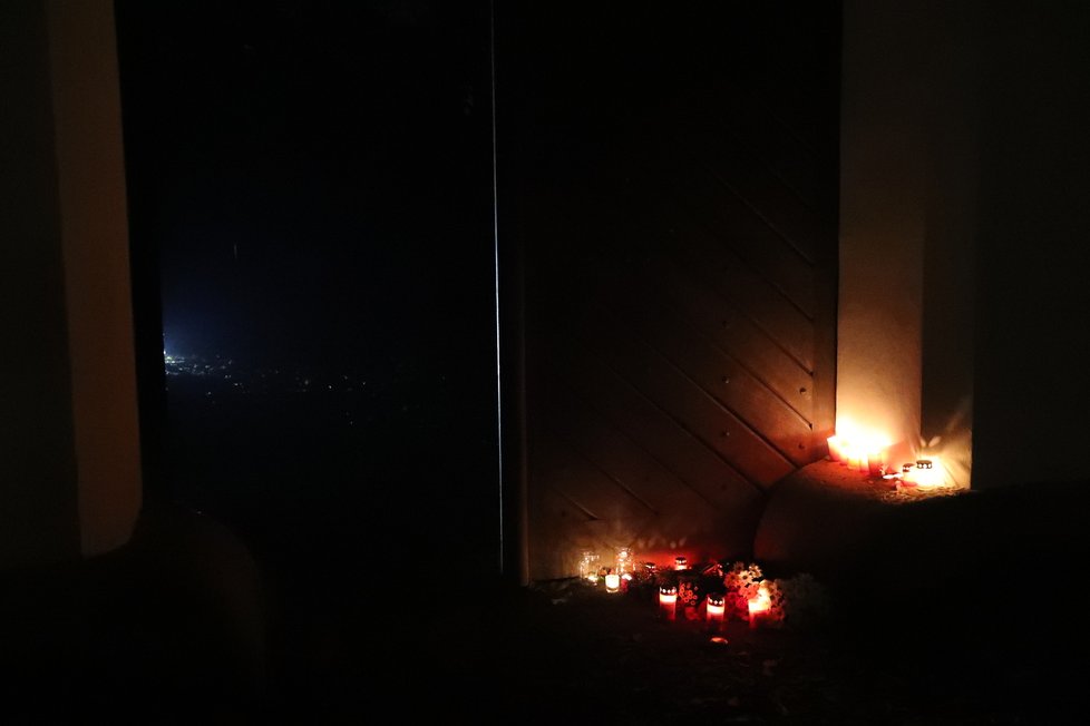 U zdi obory Hvězda vzniklo improvizované pietní místo. Lidé sem chodí zapálit svíčky, aby vyjádřili zármutek nad ztrátou medičky Niny, která byla v oboře zavražděna.