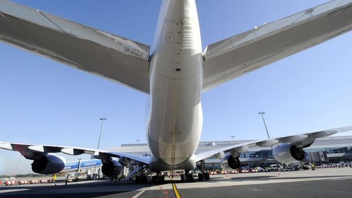 Největší dopravní letadlo současnosti Airbus A380 přistálo v Praze.
