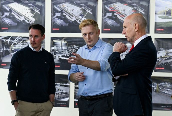 Britský ministr obrany John Healey (vpravo) nedávno navštívil továrny firmy Tekever. Britský ministr obrany John Healey (vpravo) nedávno navštívil továrny firmy Tekever.