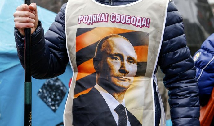 Obrázek ruského prezidenta Vladimira Putina na vestě promoskevského demonstranta ve východoukrajinském Doněcku.