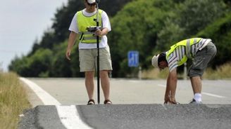 Řidiči poničili auta o "schod" na dálnici způsobený horkem