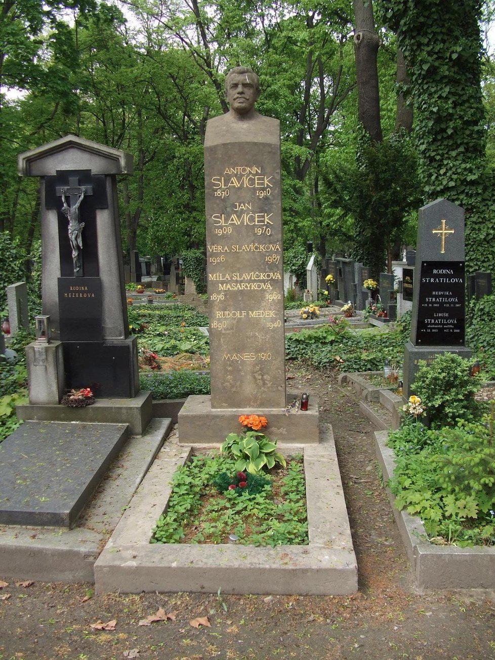 Hrob Antonína a Jana Slavíčkových se nalézá na Olšanských hřbitovech.