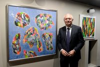 „Malíř“ Faltýnek ukázal desítky svých děl. Se slovenským ministrem je nabízí do aukce