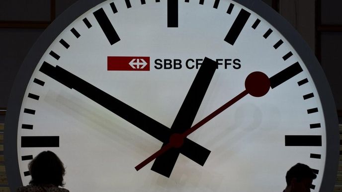 Obří hodiny švýcarských drah SBB na veletrhu Innotrans