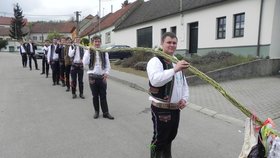 Velikonoční pondělí v Němčičkách stálo za to: Mladíci upletli 17 metrů dlouhého proutěného hada!