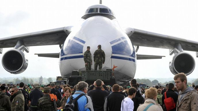 Obří transportní letoun An-124 Ruslan