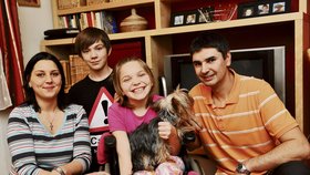 Maminka Eva, brácha Martin (12), pejsek Elinka a tatínek Radek Kačenku naprosto milují a snaží se pro ni udělat opravdu všechno