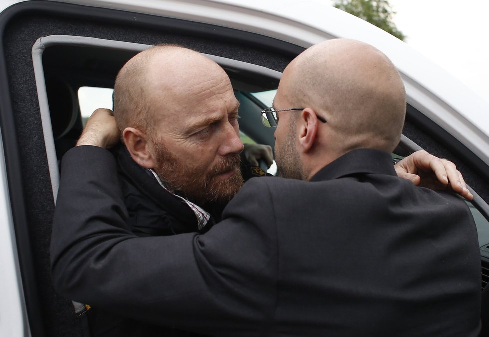 Šéf vojenských pozorovatelů OBSE ve Slavjansku Axel Schneider (vlevo) se po propuštění objímá s kolegou.