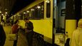 Obsluha vlaku na havířovském nádraží kontroluje jízdenky cestujícím.