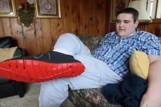 Američan trpící gigantismem má konečně pohodlné boty. Vytisknuli mu je na 3D tiskárně