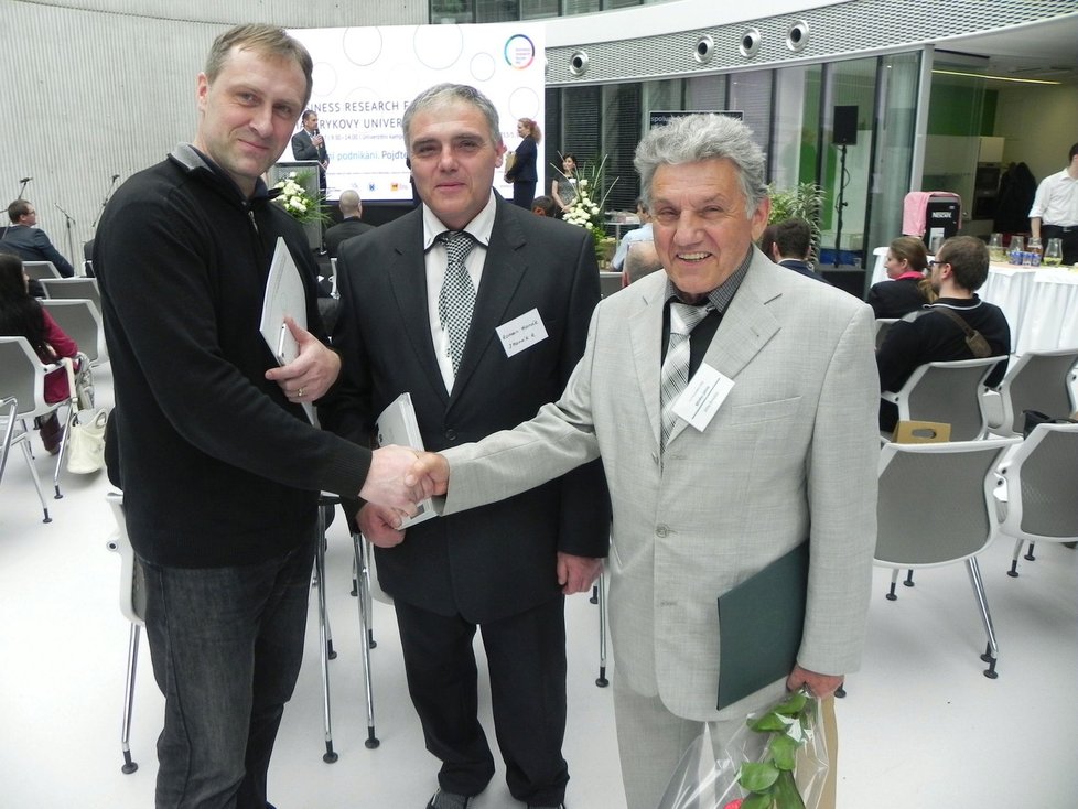 Martin Zvonař z Fakulty sportovních studií Masarykovy univerzity (vlevo) spolupracuje na výzkumech s Hanákovou obuvnickou firmou už řadu let. Uprostřed syn Josefa Hanáka Roman.