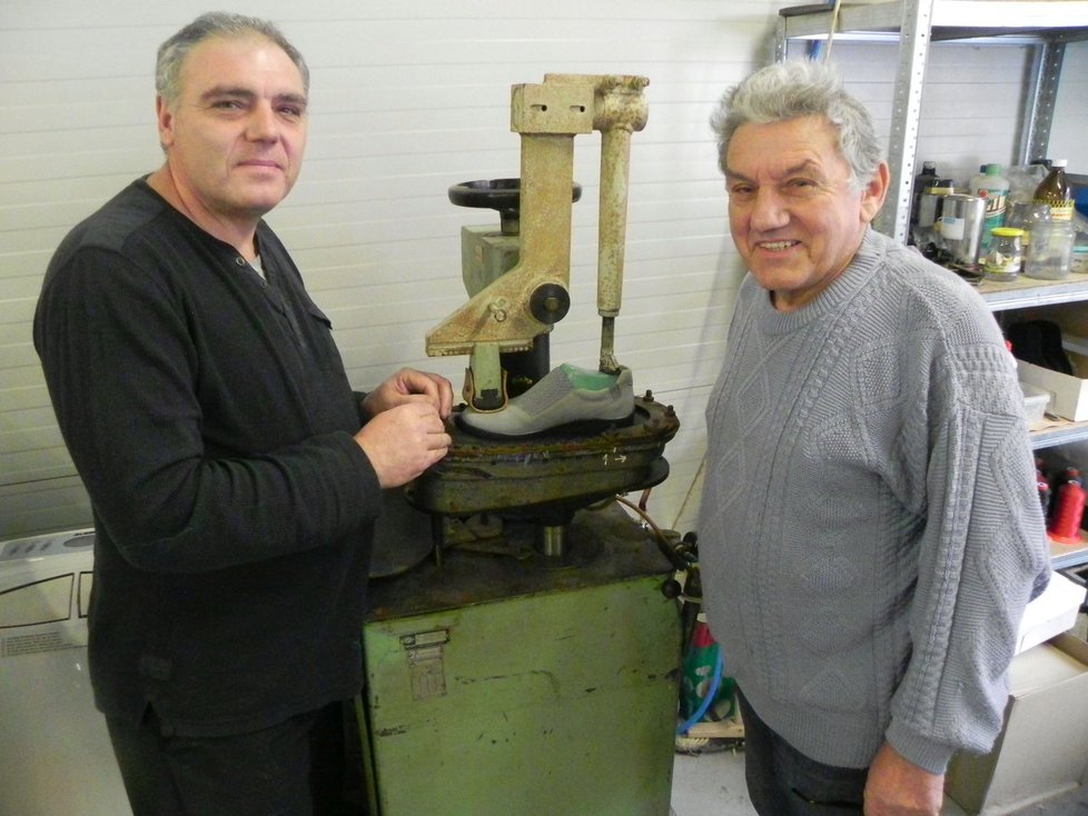 Nástupce? Josef Hanák se synem Rostislavem. Ve firmě pracují u strojů i jeho vnukové.