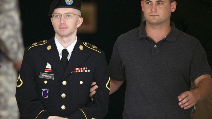 Obviněný Bradley Manning (vlevo)