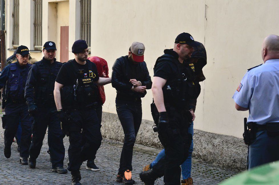 Alžířané, kteří měli znásilnit turistku v Praze, přicházejí k soudu.