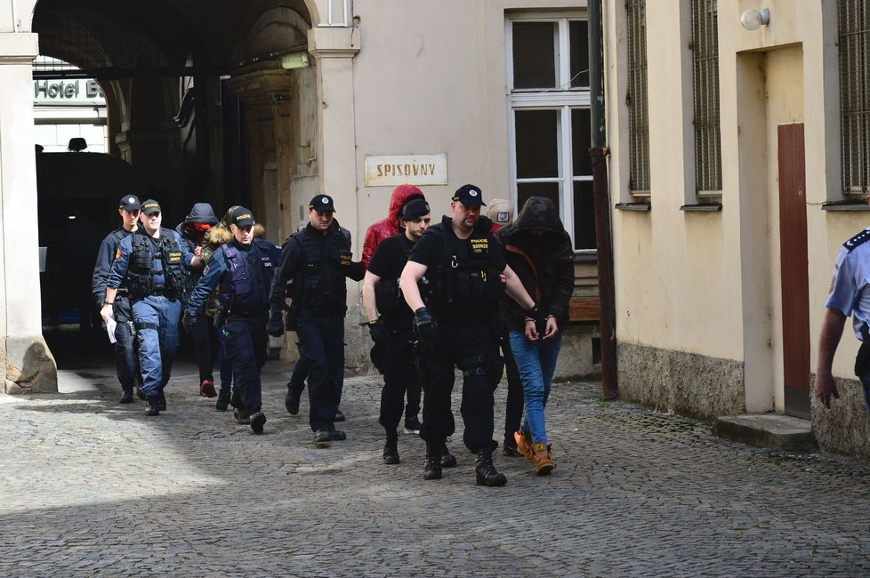 Alžířané, kteří měli znásilnit turistku v Praze, přicházejí k soudu.