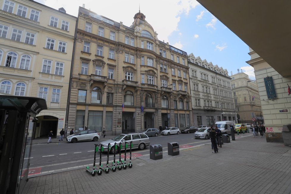 Obvodní soud pro Prahu 5 sídlí po několika letech opět pod jednou střechou, a to ve státem vlastněné budově v Hybernské ulici (na snímku z 18. září 2019).