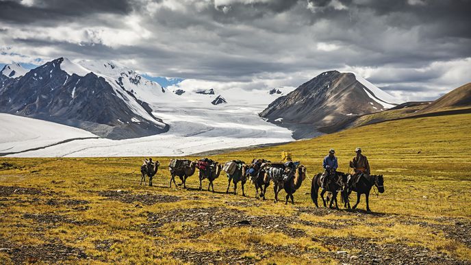 Karavana před velikány národního parku Tavan Bogd – nejdelším mongolským ledovcem Potanin i nejvyšší horou Khüiten (4356 m n. m.) v mongolské části Altaje