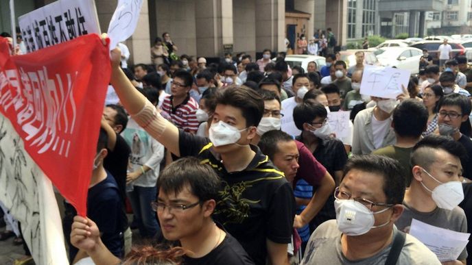 Obyvatelé Tchien-ťinu požadují od vlády kompenzace za škody napáchané výbuchem