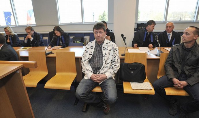 Obžalovaní Václav Zlámal (uprostřed) a Petr Čagan (vpravo) čekají v jednací síní krajského soudu ve Zlíně, aby si vyslechli rozsudky nad ostravskou větví metanolové kauzy.