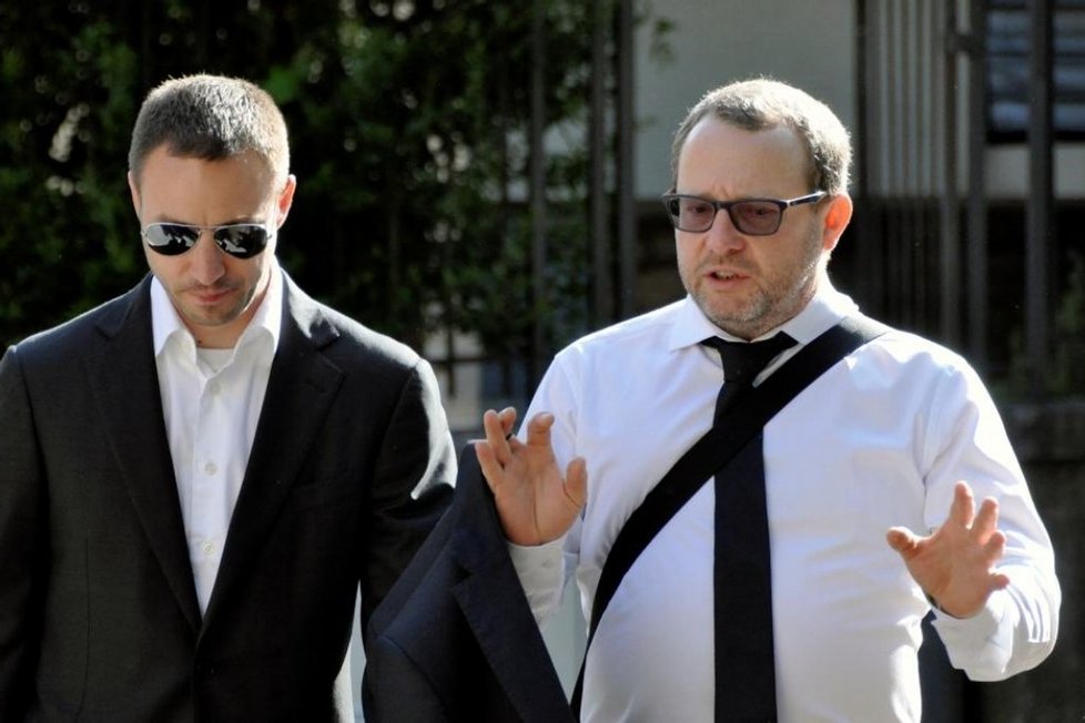 Obžalovaný Petr Kraus (vpravo) přichází k soudu ve švýcarské Bellinzoně.