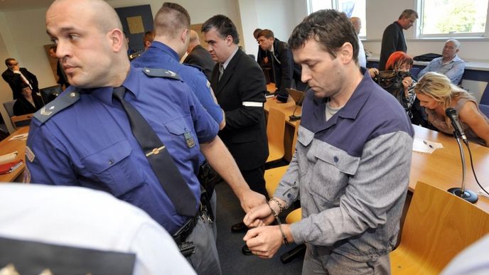 obžalovaný Robert Sedlařík, druhý zprava Tomáš Křepela u Krjského soudu ve Zlíně