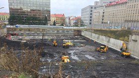 Vlivem stavby obchodního centra na Letné musejí lidé počítat s omezením do dubna příštího roku.