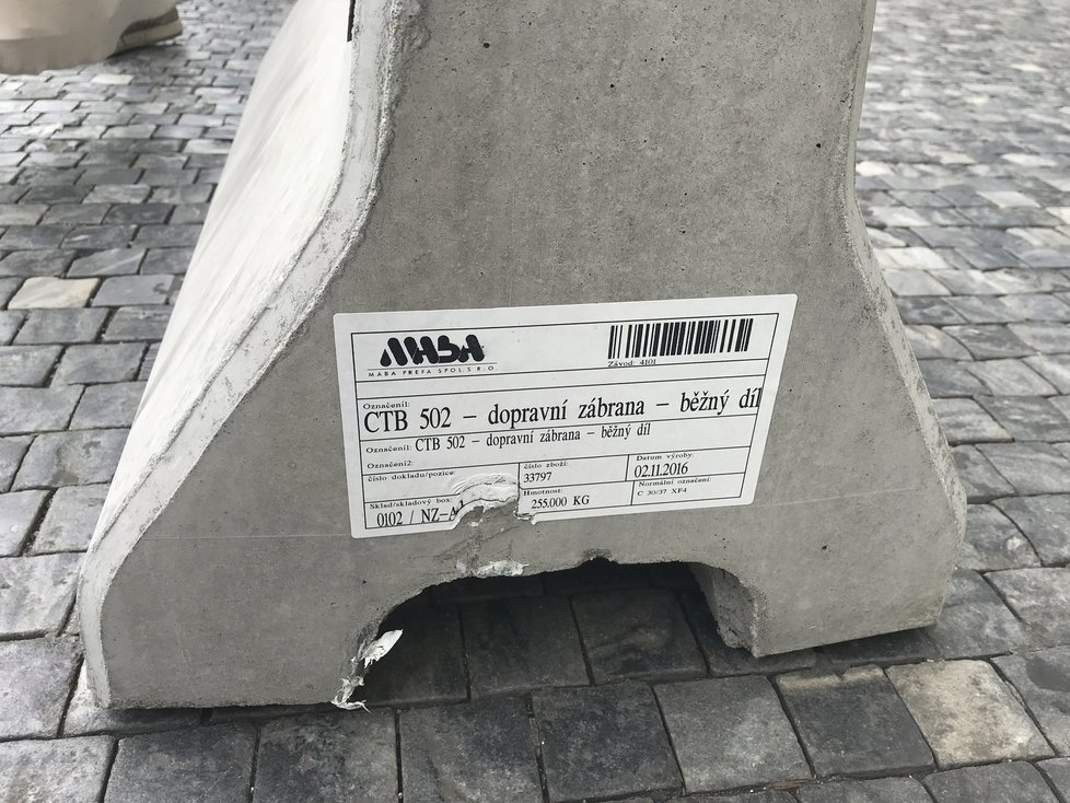 Před OC Nový Smíchov se objevily betonové zábrany.