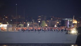 Malta převzala 356 migrantů z lodě Ocean Viking (23. 8. 2019)